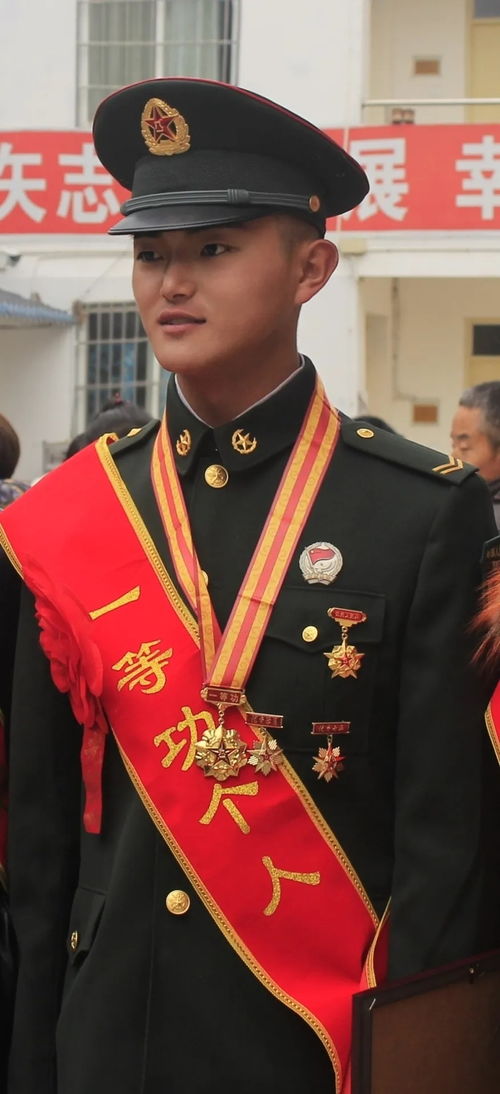 阅兵式上那感人一幕：群众为站岗兵哥哥扇扇子