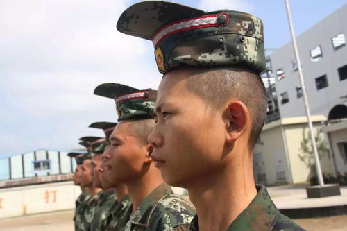 执勤军人纹丝不动，阿姨为其扇风，这一幕太暖心！