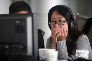 两位女导演正在认真工作的照片