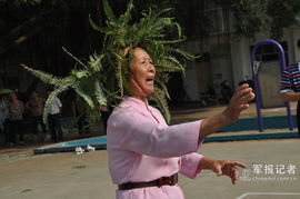 小区居民喜迎受阅女民兵凯旋归来