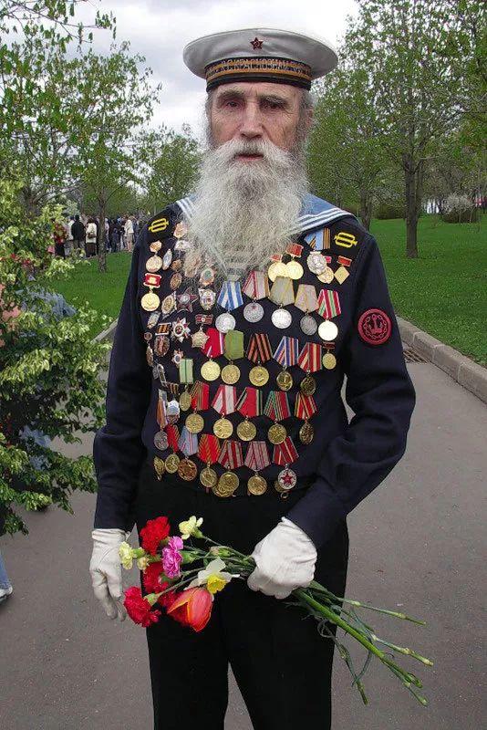 99岁老兵身负重伤仍坚持观礼，令人敬佩！