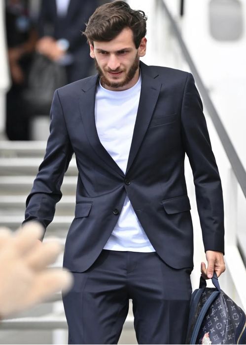 乔治阿玛尼百亿财富无子女继承，未来何去何从？