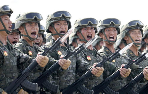 武警部队方队劈枪行进