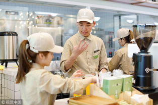 顾客和店员沟通现场画面