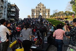 众多俄罗斯游客在中国著名景点游玩