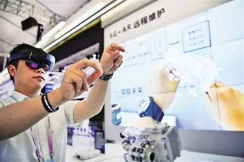 人们在智博会现场参观体验新技术新产品