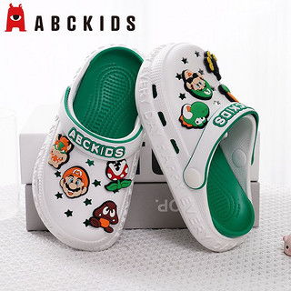 男童踢飞拖鞋入火锅，顾客惊魂！