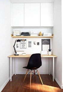 一位学者坐在书桌前专注思考的形象