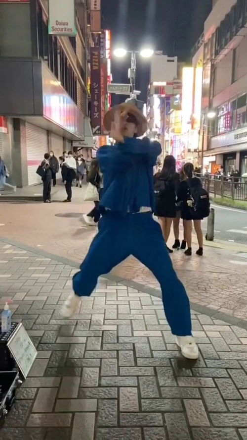 街头艺人在表演高难度杂技，周围围满了观众