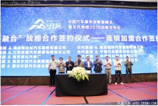 一群人在热烈讨论新款汽车