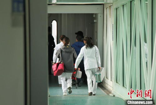 医护人员前往3号车厢