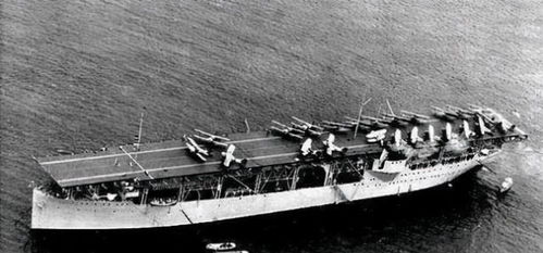 巨大的航空母舰在海上航行