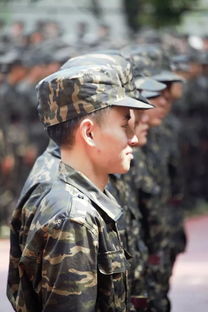 网友偶遇阅兵返程军人，那脸上的V字晒痕太震撼