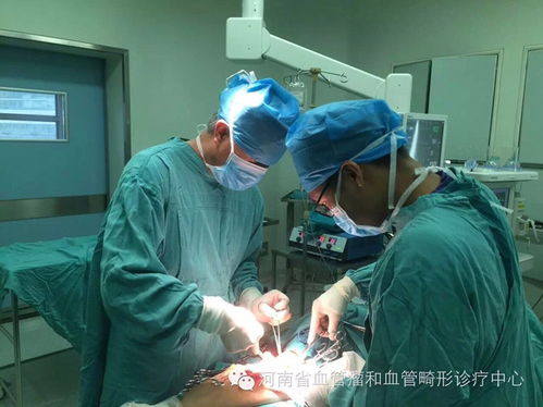 医护人员正在忙碌准备手术器械