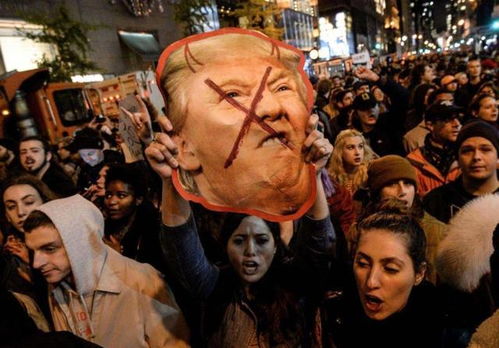 民众街头抗议特朗普与普京关系