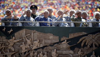 老兵们眼神坚毅而自豪