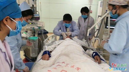 医护人员抢救患者场景