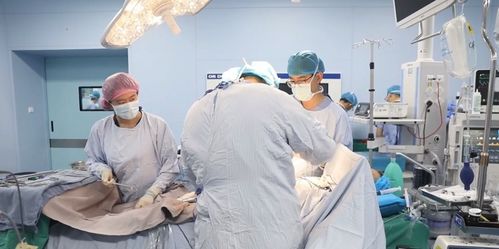 医生们正在进行手术