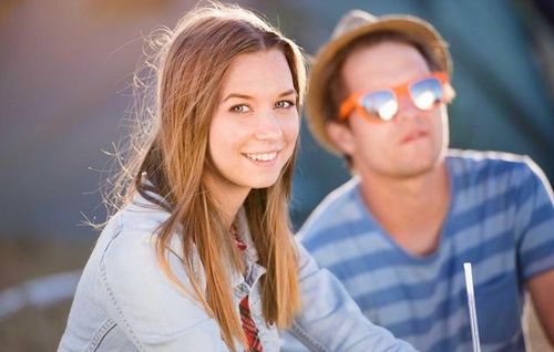 闫妮忘关晓彤姓氏背后的故事