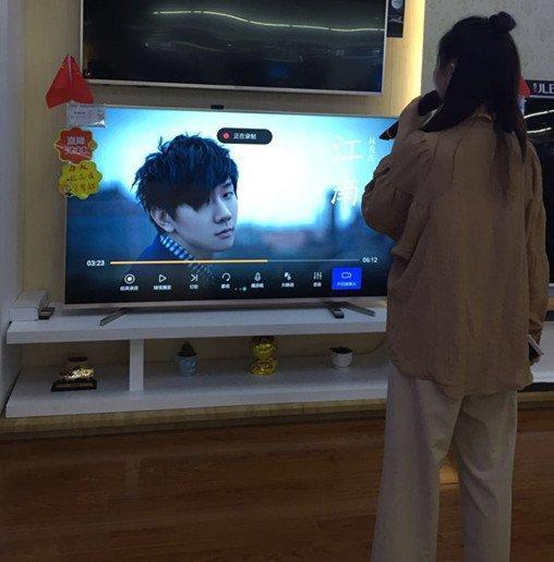 升旗手父母看九三阅兵：满心骄傲与自豪