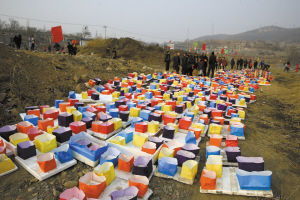 五颜六色的河灯