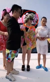 人群围观求婚现场