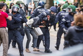 民众党组织群众抗议的画面