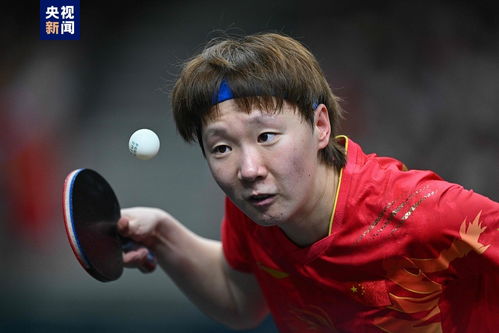 王曼昱站在领奖台上笑容灿烂