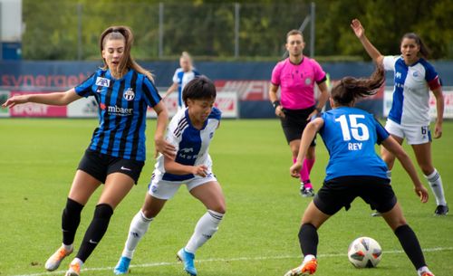 奖杯闪耀在舞台中央