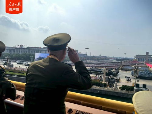 老战士们敬礼的画面