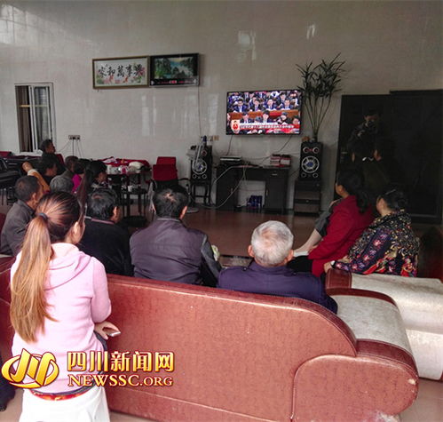 村民们观看直播场景