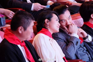 两人出席活动的照片