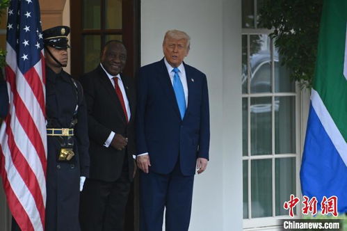 特朗普与拉马福萨握手