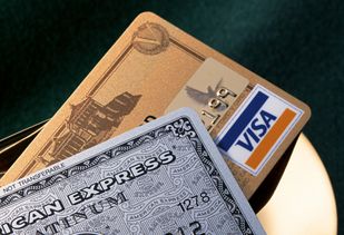 信用卡渐失年轻人青睐，背后真相令人深思
