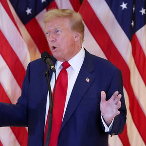 支持者倒挂国旗