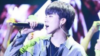 刘宇宁和经纪人工作的场景