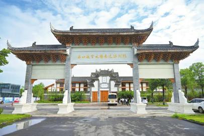 铭记历史，各地民众共感强军荣光