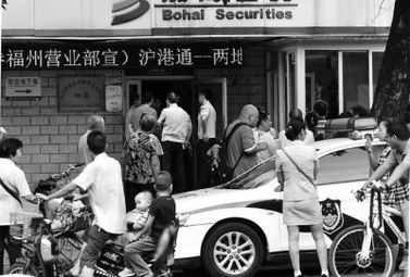 警方调查取证画面