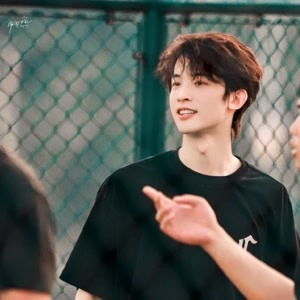 这是明星学长学姐在淘宝闪购推荐商品的画面