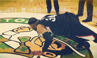 球场上球员拼搏画面