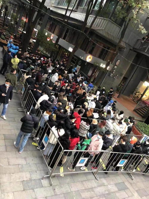 人们排队领取免单牛堡