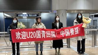 一群人在机场等待的场景