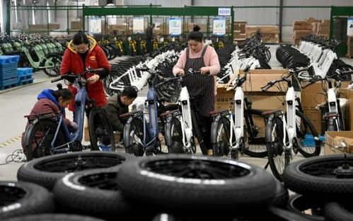 工人组装电动自行车