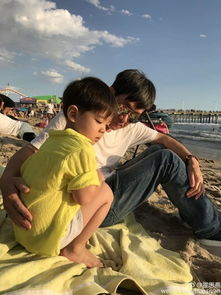 一家三代在花园嬉戏