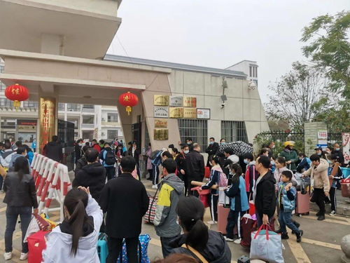 学校门口挤满学生