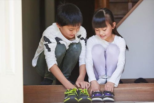 男子质疑校服质量遭拘，警方道歉并撤回决定，背后真相令人深思！