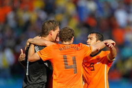 赛后球员相互拥抱庆祝的画面