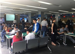 市民在房产交易中心咨询