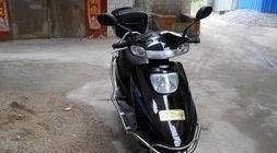 女子平衡感欠佳，为电动车巧装辅助轮保障骑行安全