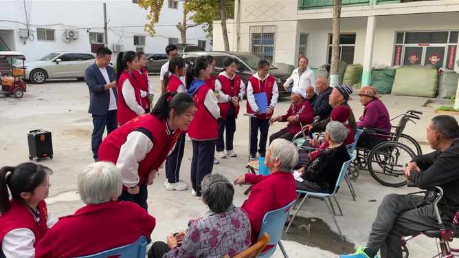 中元节给老人送温暖